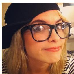 Amo a menina, que tem o sorriso mais doce, os cabelos mais lindos, o olhar mais sincero! Te Amo @Lua_Blanco :))