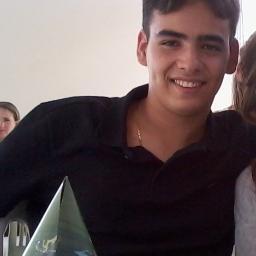 17 anos , Canceriano , Flamenguista, 
Parelhense e sãojoseense ,  Estudante que prefere ser EngenheirO .