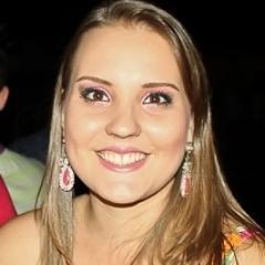 19 anos, cursando o terceiro ano de Zootecnia na Universidade Estadual do Oeste do Paraná. Realizada! Simples e fáacil assim ! (: