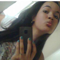 Sou colorada,gaúcha,amo minha família e meus amigos.Mana da @Miss_Chili_ *-* quem quiser saber mais segue aí ;D