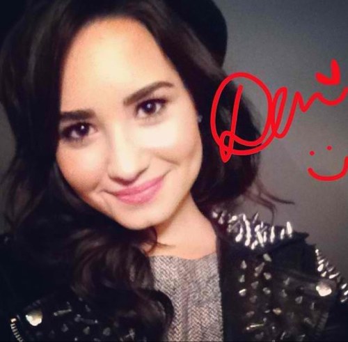 Lovatoholic13's profile picture. Lovatic for LIFE. We love demi.
Life is too amazing to be complazing
