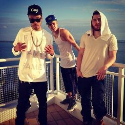 Gracias a aquellos que estuvieron y que siempre estaran para el en las buenes y en las malas. BIEBER FEVER 3 Juntos somos una gran familia*-*
