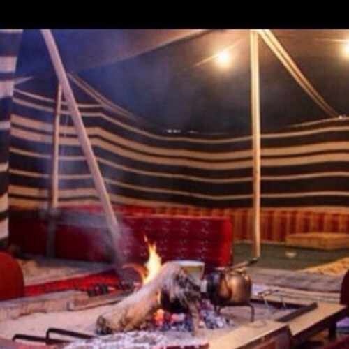 الا زهمته جاك يجـري همامـي .. يقضي لزومك مايفكر بمن كـان
هذاك خله لـك شبيـه الحزامـي .. ولا تبيعه لو غلت فيـه الأثمـان”