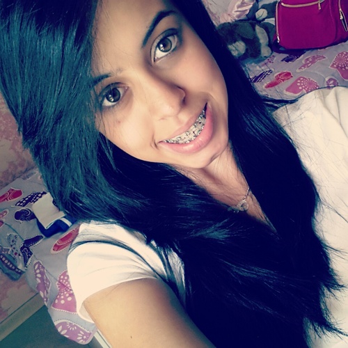 Amor e sofrer um instante de saudade, e sentir um segundo de ciúme e viver um momento de paixão...