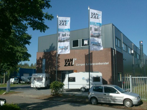 van Zal Camper & Caravanherstel Soest,
is ruim 10 jaar ervaring in het herstellen van campers en caravans. ruim 40 jaar ervaring in schadeherstel.