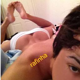 meu lema é ser feliz e fazer pessoas ao meu redor feliz 

http://t.co/ou33Twlb9X