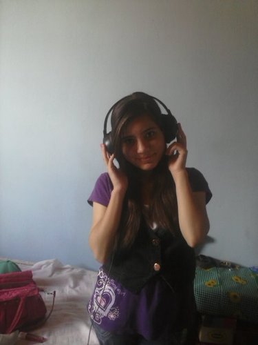uma garota que ama DEUS FAMILIA E AMIGOS eu sou mt chata retardada forever alone gosto de pc e musica e doce amoo os rebeldes pollo projota*-*