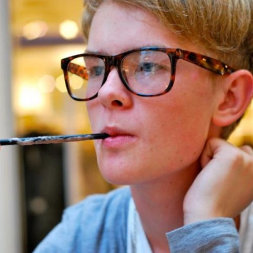 Kristoffer André Hansen, populært kalt Kris Hansen, er Norges desiderte motekonge, sin generasjons fremste kvinnebedårer, samt fremtidens svar på Barack Obama.