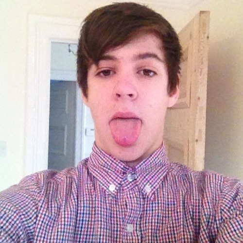 Daily Vlogger. Heres my Youtube- http://t.co/mgw2zC6DXN