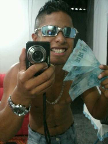Não viva para que a sua presença seja notada, mas para que a sua falta seja sentida... (BOB MARLEY)