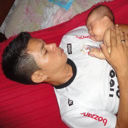 eu sou um cara tranquilo que ama sua familia.adora praticar esporte que estar sempre feliz.