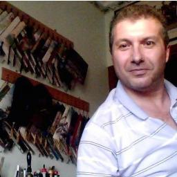 Cittadino del mondo che vive a Catania. Poliziotto locale, impegnato nelle associazioni di polizia. Tendenza politica liberale. 

World Citizen, Cop, Liberal.