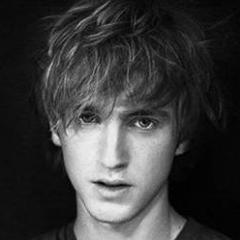Just close yours eyes and listen Tom Felton ♥