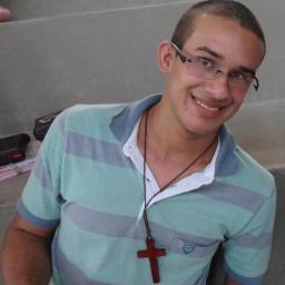 Sou um Cristão Católico de calça jeans, tênis e internauta, amo a Eucaristia, gosto de musica, amigos, e não tenho medo de viver no mundo!!