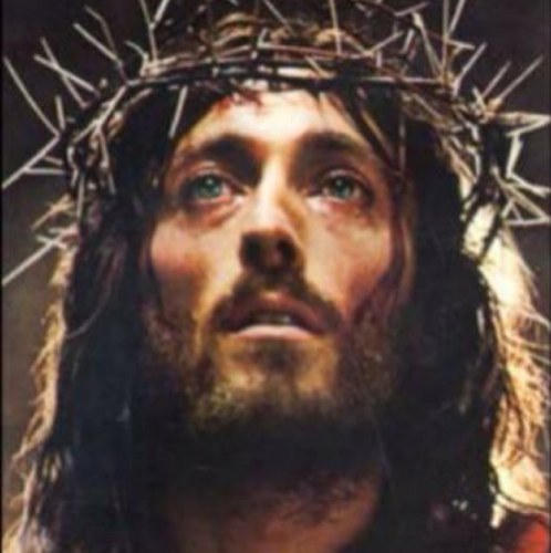 E ainda se vier noites traiçoeiras, Se a cruz pesada for, Cristo estará contigo. O mundo pode até fazer você chorar, Mas Deus te quer sorrindo.