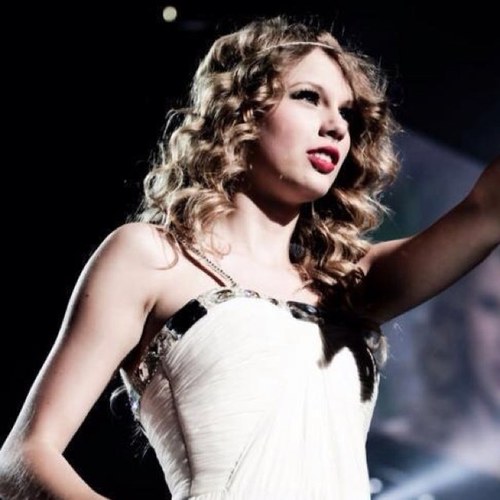 taylor swift and ariana grande are my inspirations. follow me if you love them. swifties & arianators. ♔