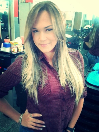 Sencilla, creyente en Dios, y Amando Profundamente a mi hija.