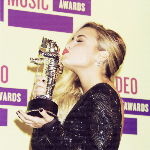 It's simple smiles are my reason to live, i love you Demi and Selena.
