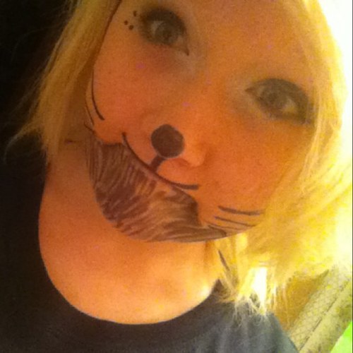 Hanna. 17. La dispute & Pierce the veil. Love me pls.