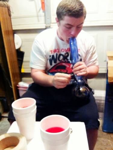 im really chill and laid back, i love smoking with friends and just havin a good time...soo FWM:) #stonernation