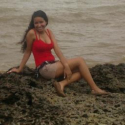 Taurina,amo ler,15 anos,romântica,adoro animais,cantar e jogar videogame,viciada em mitologia,futura psicóloga e escritora.Indico e aceito sugestões d livros ;)