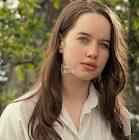 There is a world beyond a wardrobe..Narnia. Queen of Narnia, Sister to Peter, Edmund & Lucy. Single RP+17 {@Narnia_wbdw}