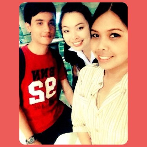 I'm a student of Naresuan University, Faculty of Humanities, English Major 7th, Japanese Minor and some knowledge in French. Enchantée :)