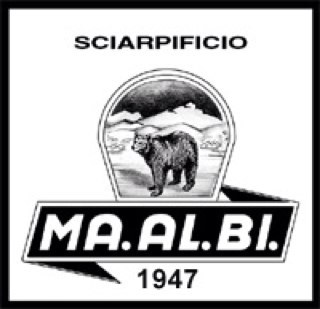 nasce nel 1947 a Biella, “La città della lana”. Da 70 anni produce accessori moda utilizzando i migliori filati in lana, seta, cashmere e lino.