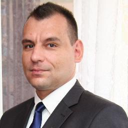 Klękam tylko przed Bogiem ale tutaj go nie widzę....