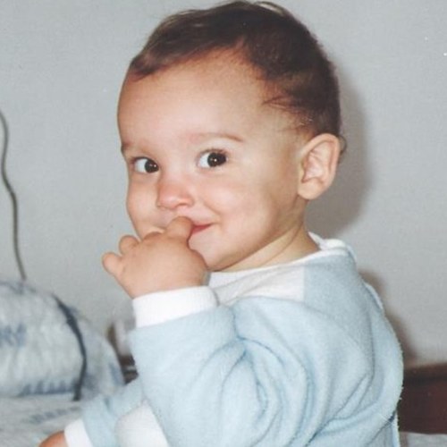 cmasgomez's profile picture. Licenciado en Odontologia, Campeon Juvenil de Basket con el Colegio Monteagudo. Guitarrista y locutor de doblaje en potencia