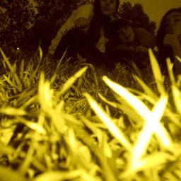 13;golosa,asmatica,miis jovis,escuchar musica,comer chocolate sooy fiiestera y eso; y viviendo cada instante como si fuera el ultimo..:)