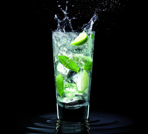 La mezcla exquisita de nuestras raíces y el refrescante toque del limón y la hierbabuena hacen del Mojito el mejor acompañante en la diversión.