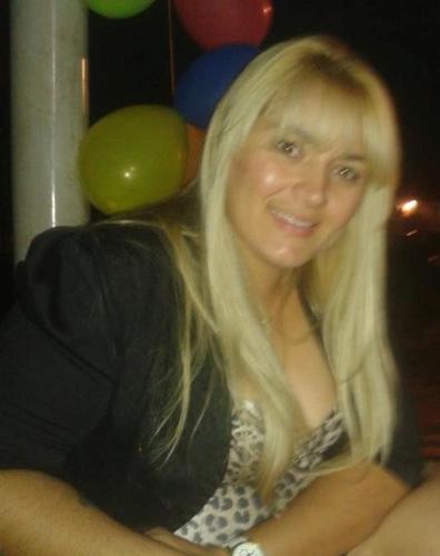 Sou uma pessoal amiga, amo a minha profissão, trabalho e família pra mim é em primeiro lugar