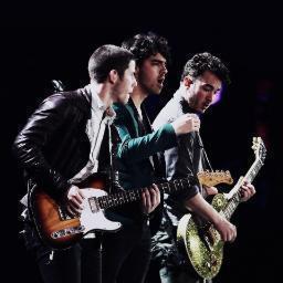 http://t.co/I3QMhqBu6R 4.11.10 | 
Demi Lovato, Jonas Brothers & 1D |