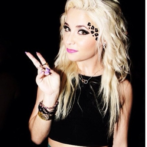 shutupandcece's profile picture. fuck.