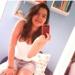 Uma menina linda , loca mais sabe o que quer .... E sabe muito bem o que nos faz eu amo ser assim .... Loca , maluca , e sempre crutindo a vida ... Agora ...