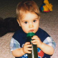 Um nome? Justin Bieber. Um lema? Never Say Never. Uma cor? Roxo. Um país? Canadá. Um hino? U Smile. Uma inspiração? Kidrauhl.  
     Since: 26/02/13