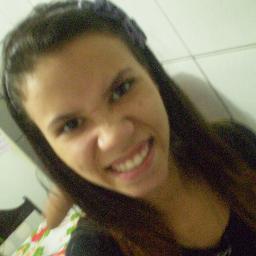 A garotinha que ama quem a ama;Que gosta d+ de chocolate;que chora quando esta Triste ;que sofre com a perda;que morre de saudade da pessoa que ama...
