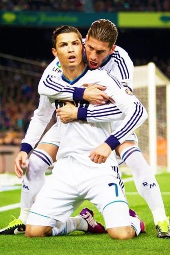 doy gracias a dios por hacerme hincha del real Madrid,y especilaista en tocar los huevos.. uno di noi