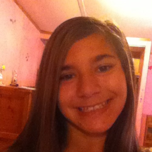 I play softball, and I'm in 6th grade. I like hunting and hanging out with my family. I'm 13 yrs old, and i am not single!!!