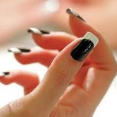 ME DEDICO A LO Q MAS ME GUSTA  HACER MANICURE PONER PESTAÑAS POSTIZAS,ETC.