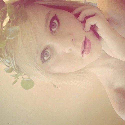 op•ti•mist. n. Person who travels on nothing from nowhere to happiness. Renée Watts: A-political, open minded. Anglophile.