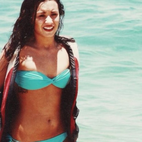 Just another lovatic that loves Demi too the moon and back,she is my glitter queen,forever and always.