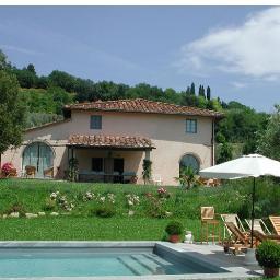 Podere la Querce è una raffinata ed elegante tenuta con piscina, nella campagna toscana, ideale per 12 adulti con bambini, distribuita su due piani.