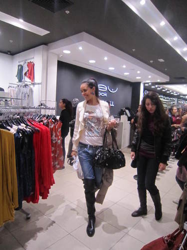 Je suis passionnée de mode, de photographie et j’aimerais énormément percer dans ce domaine dans l’avenir, mon business model :zinat fashion