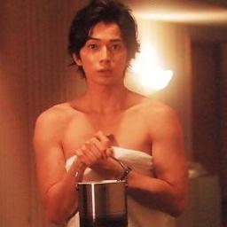 ラッキーセブンSP、駿太郎ねえさんbot。バスタオル1枚のおねえよっ～♡ダーリンは新田輝♡約30分毎に画像付きで、9時12時15時18時21時にもつぶやくわよ♡
　【おしゃべり好きなので話掛けてくれたらお返事するわ】☆ラキセ非公式☆
※私に飽きたらリムじゃなくてブロックしてね。嵐ファン以外はご遠慮しちゃうかもっ～※