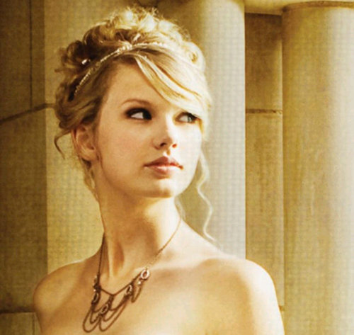 VERIFIED by @TheHollywoodID ★13121989 | Singer ♬ Please call me Swift ► #TaylorSwift ♥ Just be yourself , there is no one better !