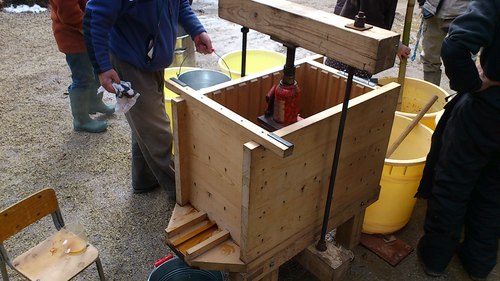 （写真は農業手伝い時代の醤油絞り器）現在ソフトウェアプログラマ。RUNがLIFEWORK。テスト沼にハマり中。そのうち品質管理沼にもハマるかもしれない…