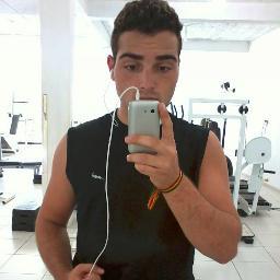 Lindo, gostoso, rico, inteligente, famoso e mentiroso.
