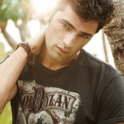 -- Licantropo. -- Ex - Slytherin. -- 19 años. -- Alemán de sangre, Americano de corazón. -- Hijo de una mujer estricta. -- @CandiceS_SP *-*